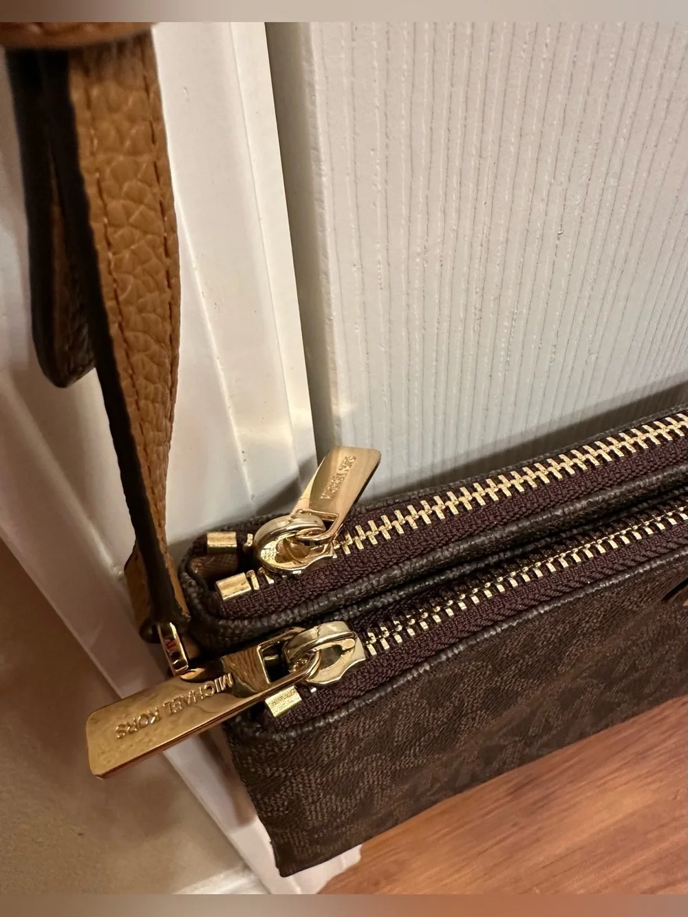 Michael Kors Crossbody Bag-Like New - Picture 7 of 12